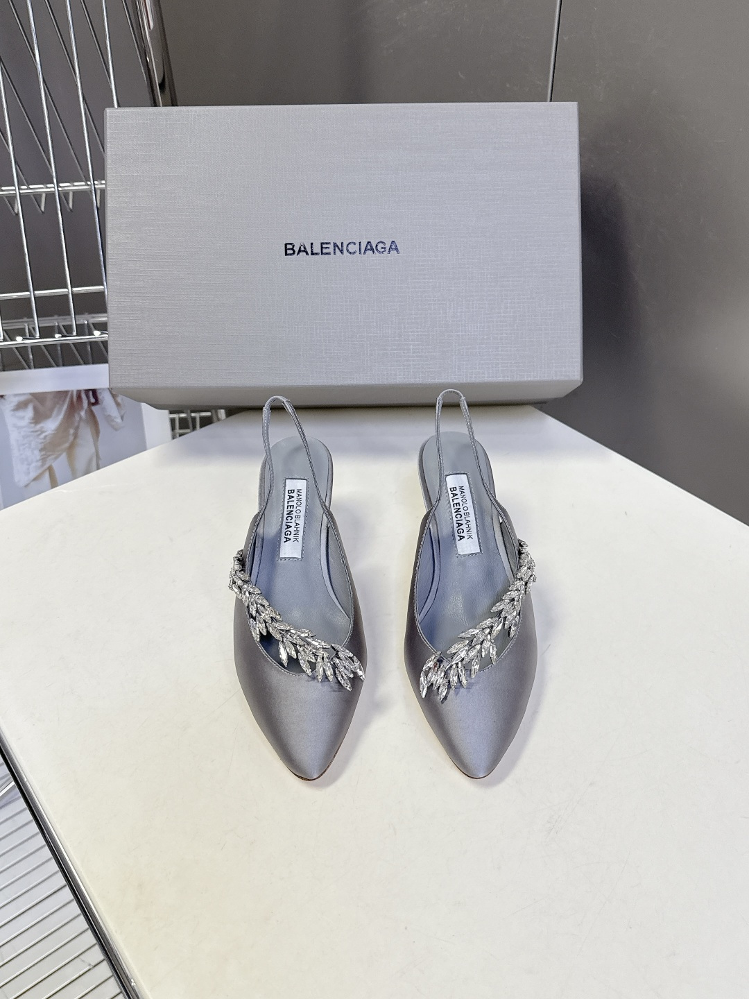 Balenciaga巴黎世家 × Manolo Blahnik 联名后绊带缎面水晶高跟鞋超多明星网红种草