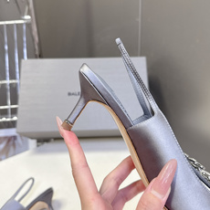 Balenciaga巴黎世家 × Manolo Blahnik 联名后绊带缎面水晶高跟鞋超多明星网红种草 Balenciaga巴黎世家 × Manolo Blahnik 联名后绊带缎面水晶高跟鞋超多明星网红种草