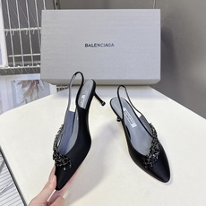 Balenciaga巴黎世家 × Manolo Blahnik 联名后绊带缎面水晶高跟鞋超多明星网红种草 Balenciaga巴黎世家 × Manolo Blahnik 联名后绊带缎面水晶高跟鞋超多明星网红种草