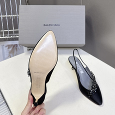 Balenciaga巴黎世家 × Manolo Blahnik 联名后绊带缎面水晶高跟鞋超多明星网红种草 Balenciaga巴黎世家 × Manolo Blahnik 联名后绊带缎面水晶高跟鞋超多明星网红种草
