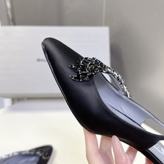 Balenciaga巴黎世家 × Manolo Blahnik 联名后绊带缎面水晶高跟鞋超多明星网红种草 Balenciaga巴黎世家 × Manolo Blahnik 联名后绊带缎面水晶高跟鞋超多明星网红种草