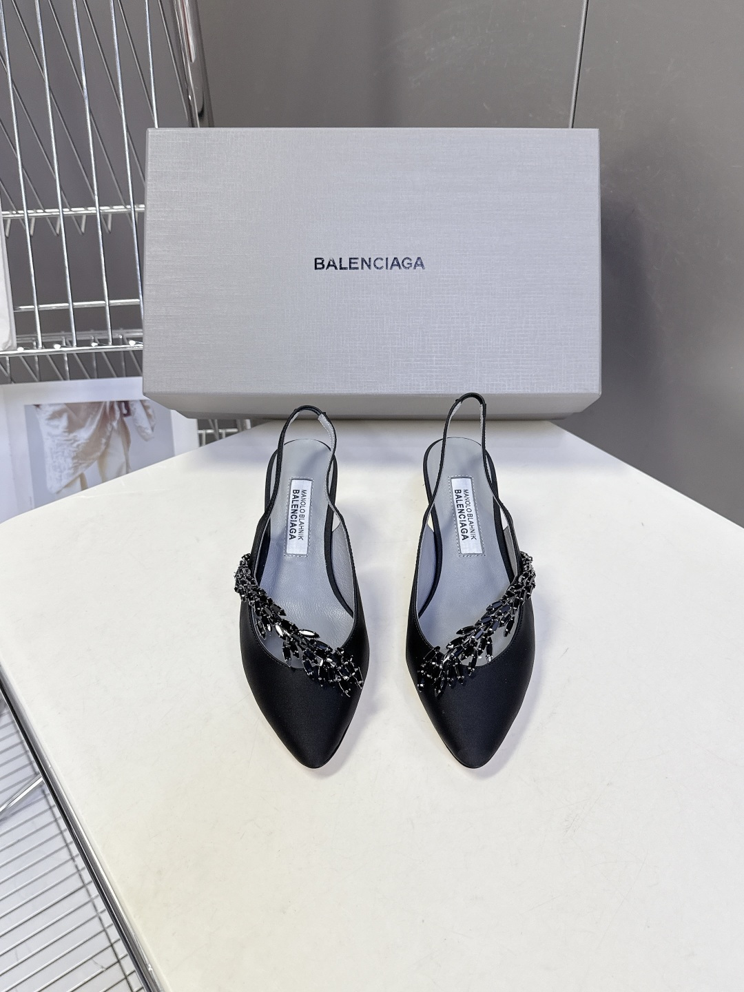 Balenciaga巴黎世家 × Manolo Blahnik 联名后绊带缎面水晶高跟鞋超多明星网红种草