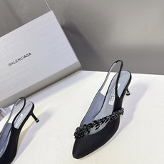 Balenciaga巴黎世家 × Manolo Blahnik 联名后绊带缎面水晶高跟鞋超多明星网红种草 Balenciaga巴黎世家 × Manolo Blahnik 联名后绊带缎面水晶高跟鞋超多明星网红种草