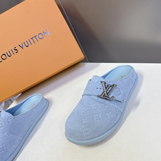 Louis Vuitton路易威登春夏最新款麂皮穆勒半拖超多明星网红种草 鞋身正面的金属LV字母搭扣是点 Louis Vuitton路易威登春夏最新款麂皮穆勒半拖超多明星网红种草 鞋身正面的金属LV字母搭扣是点
