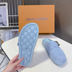 Louis Vuitton路易威登春夏最新款麂皮穆勒半拖超多明星网红种草 鞋身正面的金属LV字母搭扣是点 Louis Vuitton路易威登春夏最新款麂皮穆勒半拖超多明星网红种草 鞋身正面的金属LV字母搭扣是点