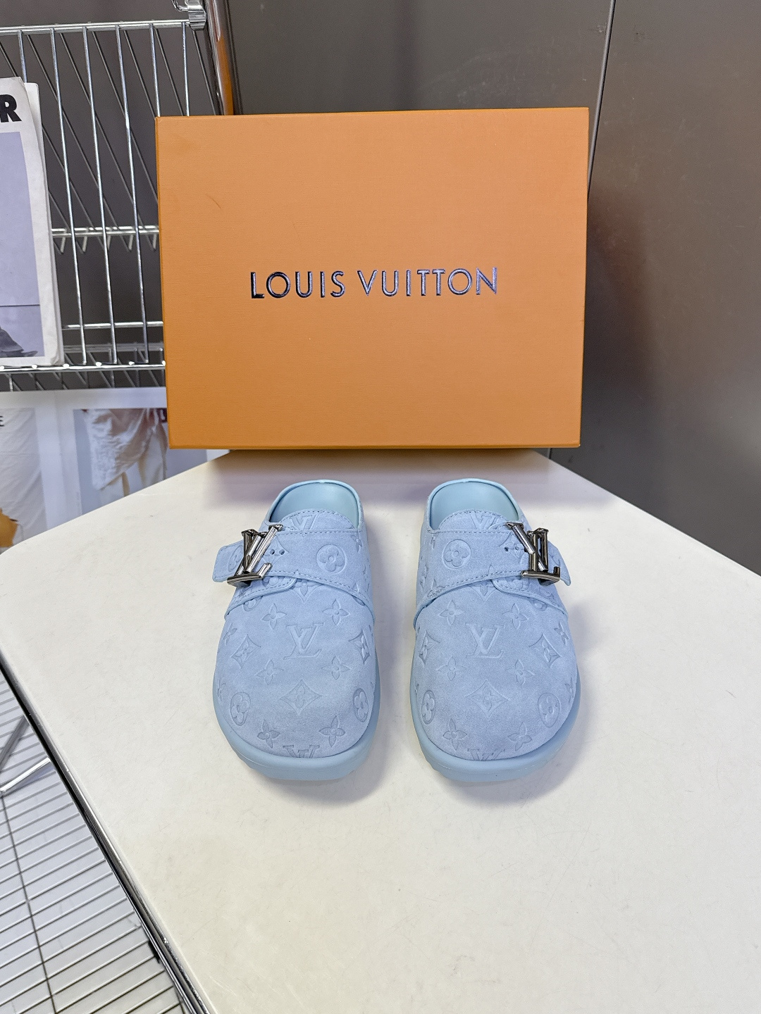 Louis Vuitton路易威登春夏最新款麂皮穆勒半拖超多明星网红种草 鞋身正面的金属LV字母搭扣是点