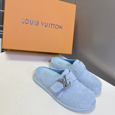 Louis Vuitton路易威登春夏最新款麂皮穆勒半拖超多明星网红种草 鞋身正面的金属LV字母搭扣是点 Louis Vuitton路易威登春夏最新款麂皮穆勒半拖超多明星网红种草 鞋身正面的金属LV字母搭扣是点