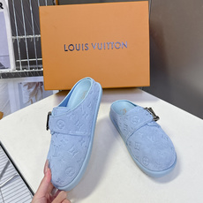 Louis Vuitton路易威登春夏最新款麂皮穆勒半拖超多明星网红种草 鞋身正面的金属LV字母搭扣是点 Louis Vuitton路易威登春夏最新款麂皮穆勒半拖超多明星网红种草 鞋身正面的金属LV字母搭扣是点