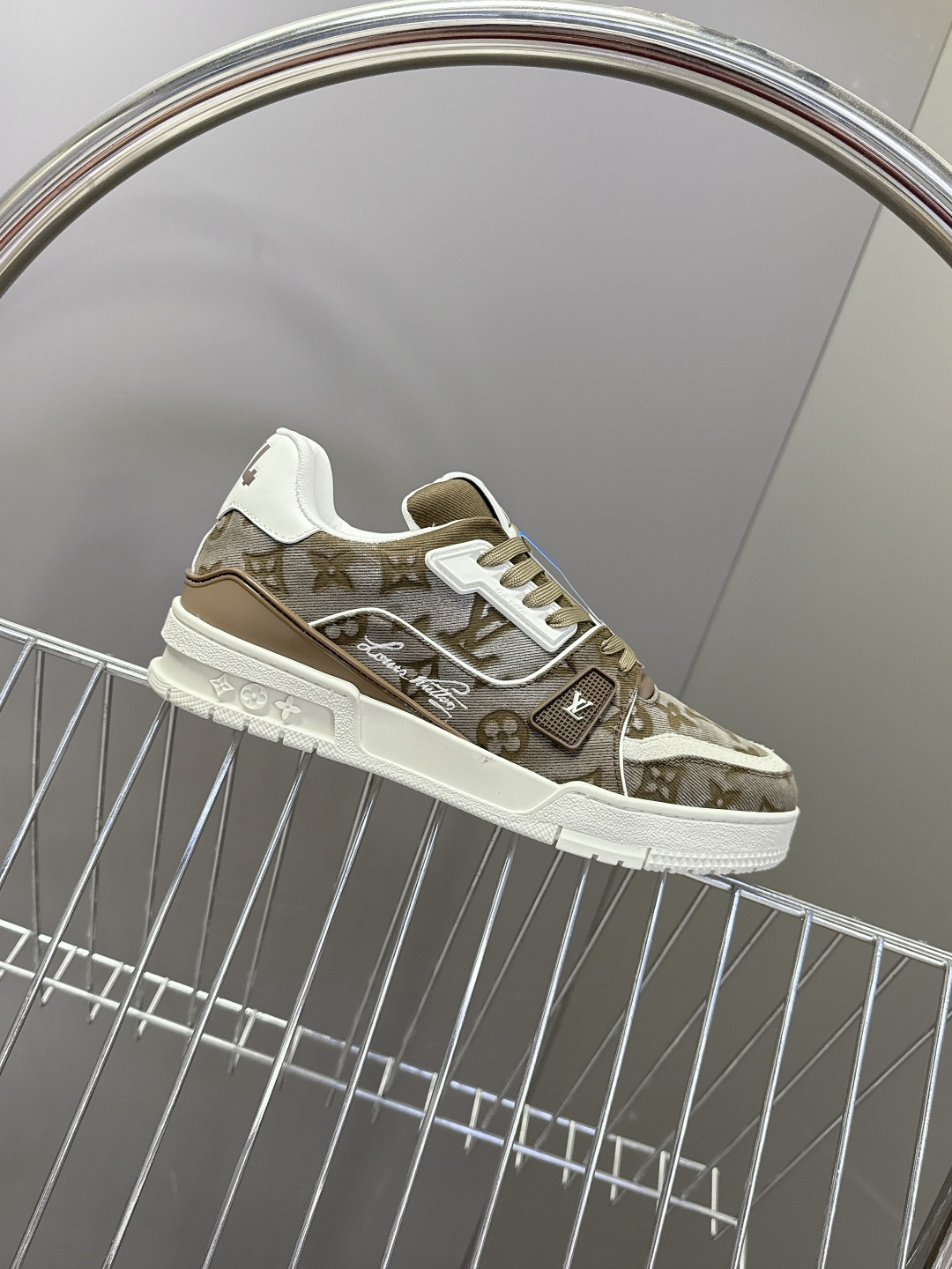 Louis Vuitton路易威登经典Trainer 系列运动鞋超多明星网红种草 鞋身以复古篮球鞋为灵感