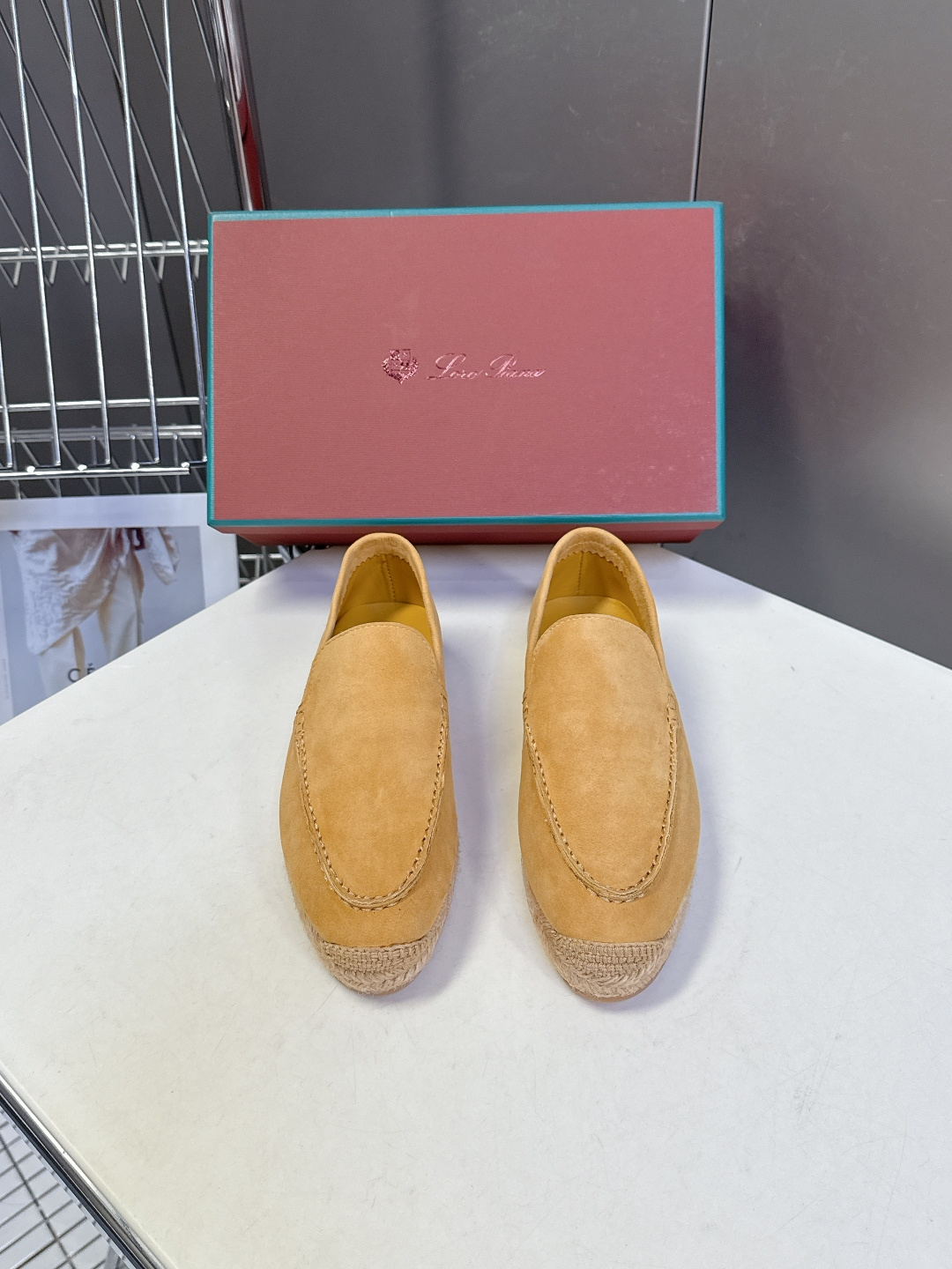 NO:889215,Loro Piana's latest spring and summer old-money style straw-soled suede loafers. There are many celebrity Internet celebrities. They use the brand's iconic Velukid suede suede, which feels as delicate as short cashmere. Matte low-saturation texture. Hand-sewn topstitching outlines the outline of the shoe body. No unnecessary decoration. Minimalist old-money style. The sides are surrounded by natural jute woven straw binding. It is an iconic design for spring and summer vacations. The bottom layer is equipped with a non-slip rubber bottom sheet.  Taking into account lightness, breathability and outdoor grip, thin flat bottom with zero height burden, Size 35-40, loafers, loro piana, loafers, espadrilles, chamois leather19860909Loro Piana诺悠翩雅春夏最新款老钱风草编底麂皮乐福鞋 超多明星网红种草 采用品牌标志性Velukid山羊反绒麂皮 触感细腻如短羊绒 哑光低饱和质感 手工车缝明线勾勒鞋身轮廓 无多余装饰 极简老钱风 侧边环绕天然黄麻编织草编包边 是春夏度假标志性设计 底层搭配防滑橡胶底片 兼顾轻盈透气与户外抓地力 薄平底零高度负担Size35-40,乐福鞋,loro piana,loafers,espadrilles,chamois leather,Women's Shoes