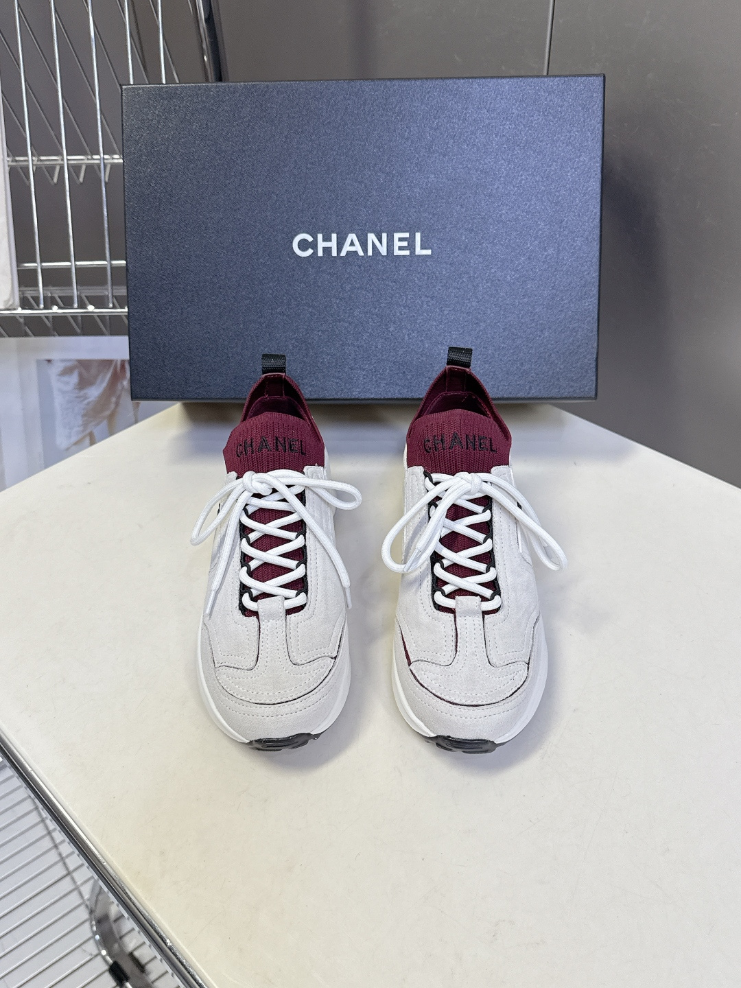 NO:889262,Chanel Chanel's latest spring and summer suede spliced knitted sock casual sneakers. Many celebrities have planted grass. The main body of the shoe is made of fine suede. The shoe collar is spliced with elastic knitted socks to form a wrap that fits the ankle. It is both breathable and soft and skin-friendly. The iconic Double C Logo is embroidered on the side of the shoe. The tongue webbing is printed with the CHANEL letter logo. The heel is equipped with a webbing pull-up ring for easy putting on and taking off.  Lightweight thickened foam midsole with built-in invisible heightening effect. Comfortable cushioning. Non-slip rubber outsole. Zoned texture to improve traction. Suede and knitted stitching are neatly routed. No redundant decoration. Balances high fashion sense and casual sports style.19860909Chanel香奈儿春夏最新款麂皮拼接针织袜套休闲运动鞋 超多明星网红种草 鞋身主体采用细腻反绒麂皮 鞋领口拼接弹力针织袜套 形成贴合脚踝的包裹感 兼具透气与柔软亲肤属性 鞋侧刺绣标志性双C Logo 鞋舌织带印有CHANEL字母标识 后跟配织带提拉环 穿脱便捷 轻量化加厚发泡中底 自带隐形增高效果 缓震脚感舒适 防滑橡胶外底 分区纹路提升抓地力 麂皮与针织拼接走线工整 无多余冗余装饰 平衡高级时装感与休闲运动风格Size35-41（40 41不退换）,休闲鞋/运动鞋,chanel,chanel,sneakers,chamois leather,Women's Shoes