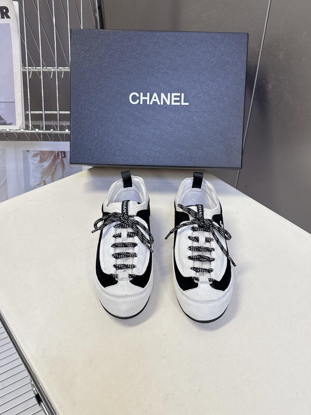 NO:889250,CHANEL Chanel's latest spring and summer retro moral training biscuit shoes Forrest Gump shoes. Many celebrities are planting grass. Daily casual commuting shoes. Combining retro sports style and brand classic elements. The shoe body is made of frosted suede + smooth calfskin. The layered texture is obvious. The metallic silver double C Logo on the side adds a sense of brand value. The black and white blended rope strap is embedded with fine silver threads, which brings a sense of exquisite luxury. The tongue webbing is printed with CHANEL. Slightly curved thin rubber sole.  Difference between thick and thick soles, light on the feet and not tiring on the feet. Knitted breathable fabric inside can be worn as a heel or two. Original open-molded non-slip rubber outsole Size 35-40, casual shoes/sports shoes, chanel, chanel, sneakers, cowhide, chamois leather19860909CHANEL香奈儿春夏最新款复古德训饼干鞋 阿甘鞋 超多明星网红种草 日常休闲通勤鞋 融合复古运动风与品牌经典元素 鞋身采用磨砂麂皮+光面小牛皮拼接 层次质感区分明显 侧边金属银色双C Logo 品牌价值感拉满 黑白混纺绳带内嵌细闪银线 自带精致轻奢感 鞋舌织带印有CHANEL字样 微弧形薄橡胶底 区别厚重厚底德训 上脚轻盈不累脚 内里针织透气面料可踩跟两穿 原版开模防滑橡胶大底Size35-40,休闲鞋/运动鞋,chanel,chanel,sneakers,cowhide,chamois leather,Women's Shoes