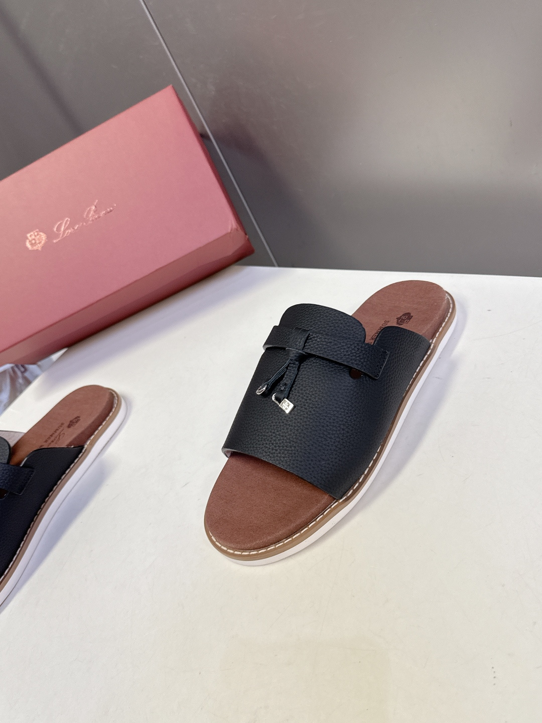 Loro Piana ‌诺悠翩雅春夏最新款老钱风休闲拖鞋超多明星网红种草 Loro Piana Runw