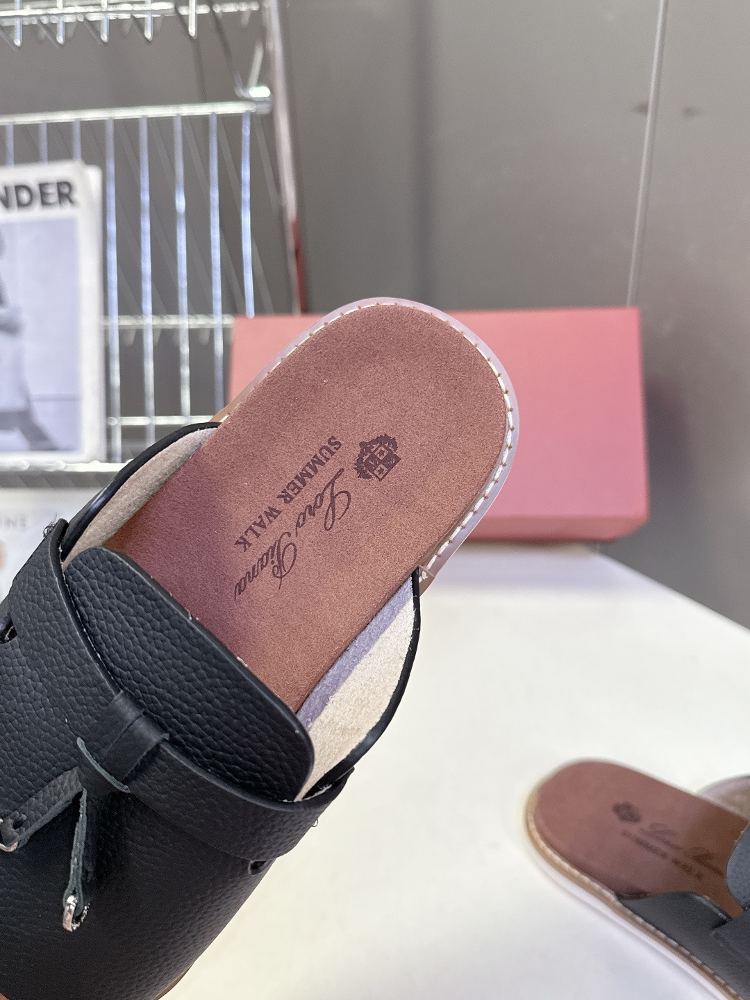 Loro Piana ‌诺悠翩雅春夏最新款老钱风休闲拖鞋超多明星网红种草 Loro Piana Runw