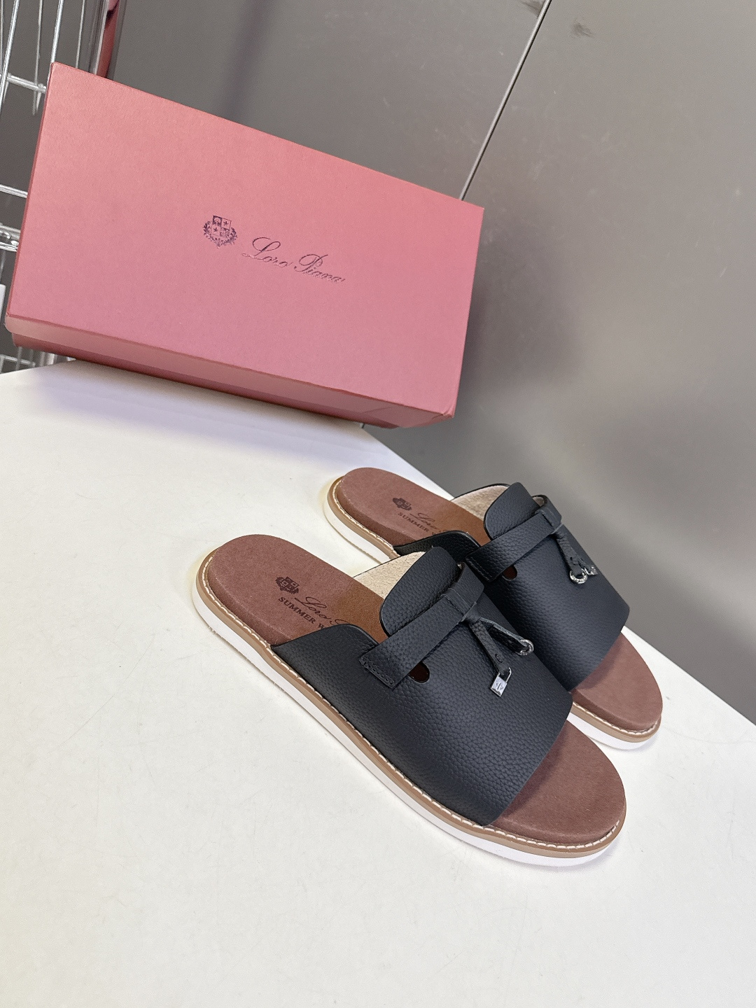 Loro Piana ‌诺悠翩雅春夏最新款老钱风休闲拖鞋超多明星网红种草 Loro Piana Runw