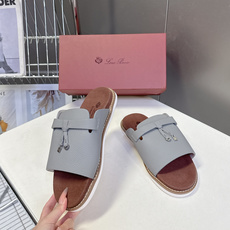 Loro Piana 诺悠翩雅春夏最新款老钱风休闲拖鞋超多明星网红种草 Loro Piana Runw Loro Piana 诺悠翩雅春夏最新款老钱风休闲拖鞋超多明星网红种草 Loro Piana Runw