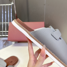 Loro Piana 诺悠翩雅春夏最新款老钱风休闲拖鞋超多明星网红种草 Loro Piana Runw Loro Piana 诺悠翩雅春夏最新款老钱风休闲拖鞋超多明星网红种草 Loro Piana Runw