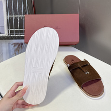Loro Piana 诺悠翩雅春夏最新款老钱风休闲拖鞋超多明星网红种草 Loro Piana Runw Loro Piana 诺悠翩雅春夏最新款老钱风休闲拖鞋超多明星网红种草 Loro Piana Runw