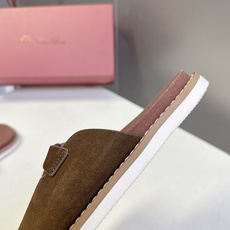 Loro Piana 诺悠翩雅春夏最新款老钱风休闲拖鞋超多明星网红种草 Loro Piana Runw Loro Piana 诺悠翩雅春夏最新款老钱风休闲拖鞋超多明星网红种草 Loro Piana Runw