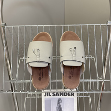 Loro Piana 诺悠翩雅春夏最新款老钱风休闲拖鞋超多明星网红种草 Loro Piana Runw Loro Piana 诺悠翩雅春夏最新款老钱风休闲拖鞋超多明星网红种草 Loro Piana Runw