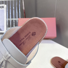 Loro Piana 诺悠翩雅春夏最新款老钱风休闲拖鞋超多明星网红种草 Loro Piana Runw Loro Piana 诺悠翩雅春夏最新款老钱风休闲拖鞋超多明星网红种草 Loro Piana Runw