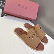 Loro Piana 诺悠翩雅春夏最新款老钱风休闲拖鞋超多明星网红种草 Loro Piana Runw Loro Piana 诺悠翩雅春夏最新款老钱风休闲拖鞋超多明星网红种草 Loro Piana Runw