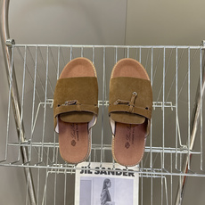Loro Piana 诺悠翩雅春夏最新款老钱风休闲拖鞋超多明星网红种草 Loro Piana Runw Loro Piana 诺悠翩雅春夏最新款老钱风休闲拖鞋超多明星网红种草 Loro Piana Runw