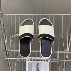 Loro Piana 诺悠翩雅春夏最新款老钱风一字拖这是LP经典的伊奥利亚度假一字拖 也是轻奢圈公认的「 Loro Piana 诺悠翩雅春夏最新款老钱风一字拖这是LP经典的伊奥利亚度假一字拖 也是轻奢圈公认的「