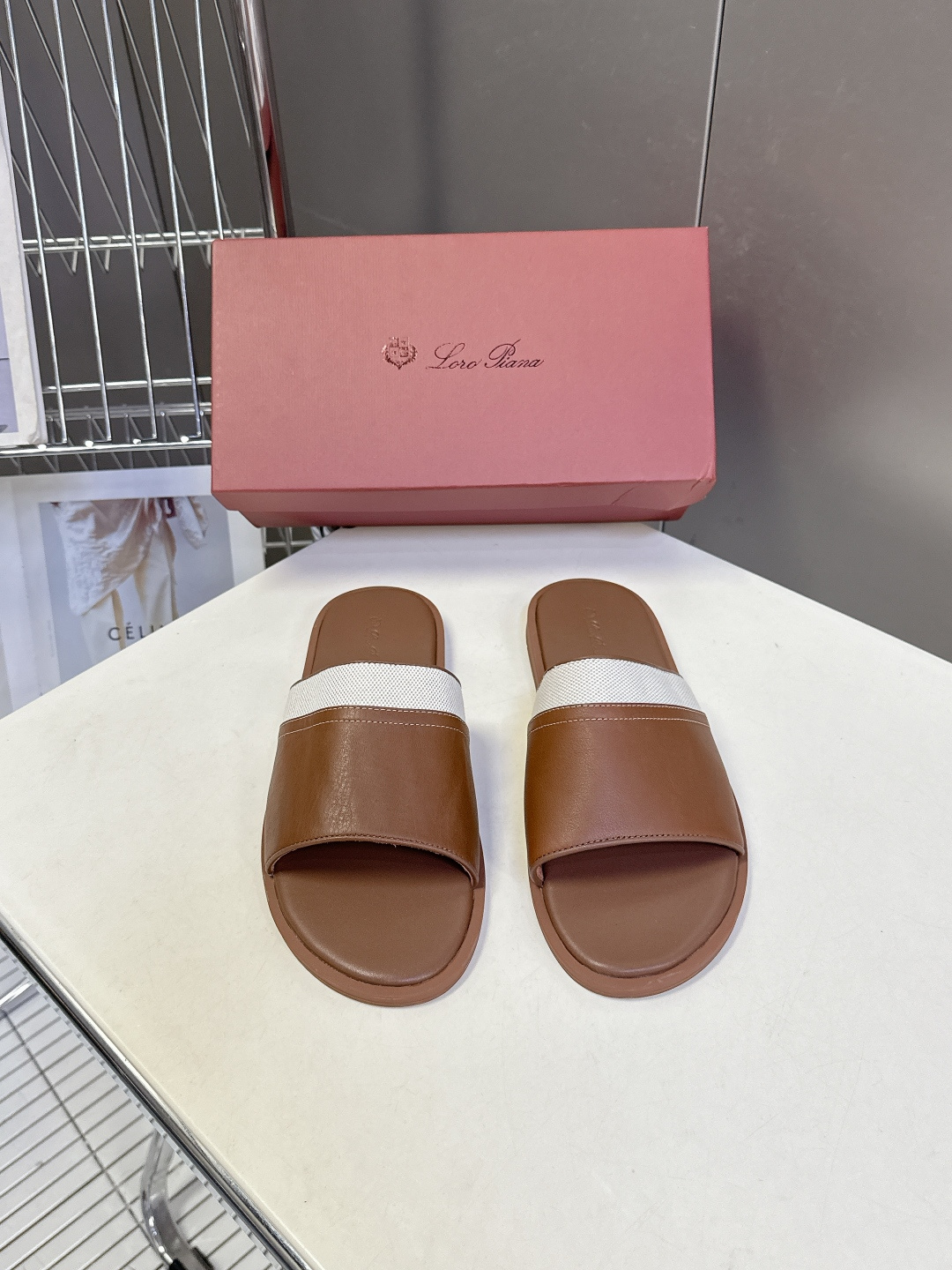 Loro Piana 诺悠翩雅春夏最新款老钱风一字拖这是LP经典的伊奥利亚度假一字拖 也是轻奢圈公认的「