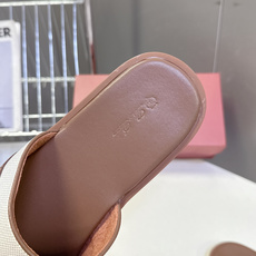 Loro Piana 诺悠翩雅春夏最新款老钱风一字拖这是LP经典的伊奥利亚度假一字拖 也是轻奢圈公认的「 Loro Piana 诺悠翩雅春夏最新款老钱风一字拖这是LP经典的伊奥利亚度假一字拖 也是轻奢圈公认的「
