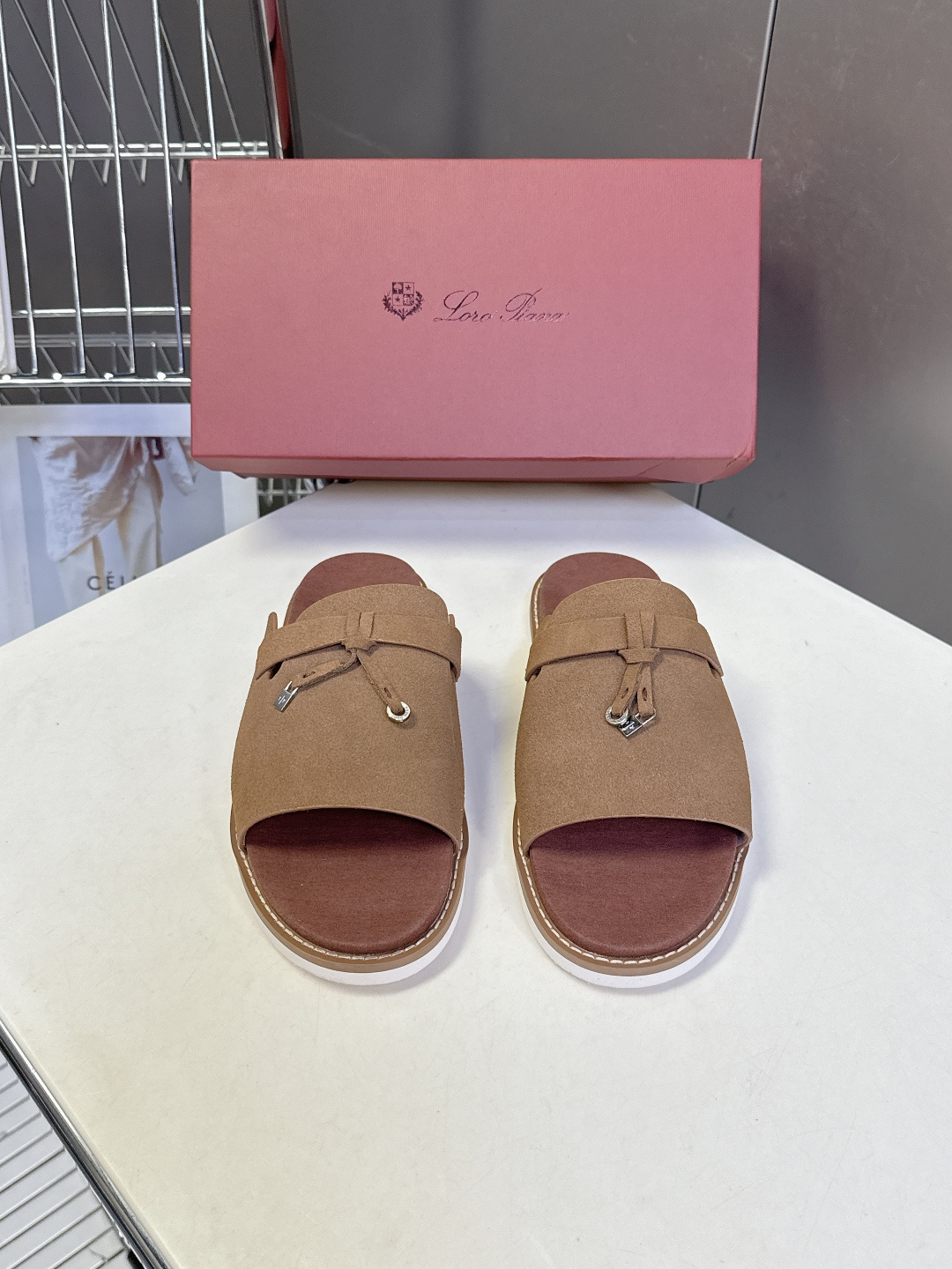 Loro Piana ‌诺悠翩雅春夏最新款老钱风休闲拖鞋超多明星网红种草 Loro Piana Runw