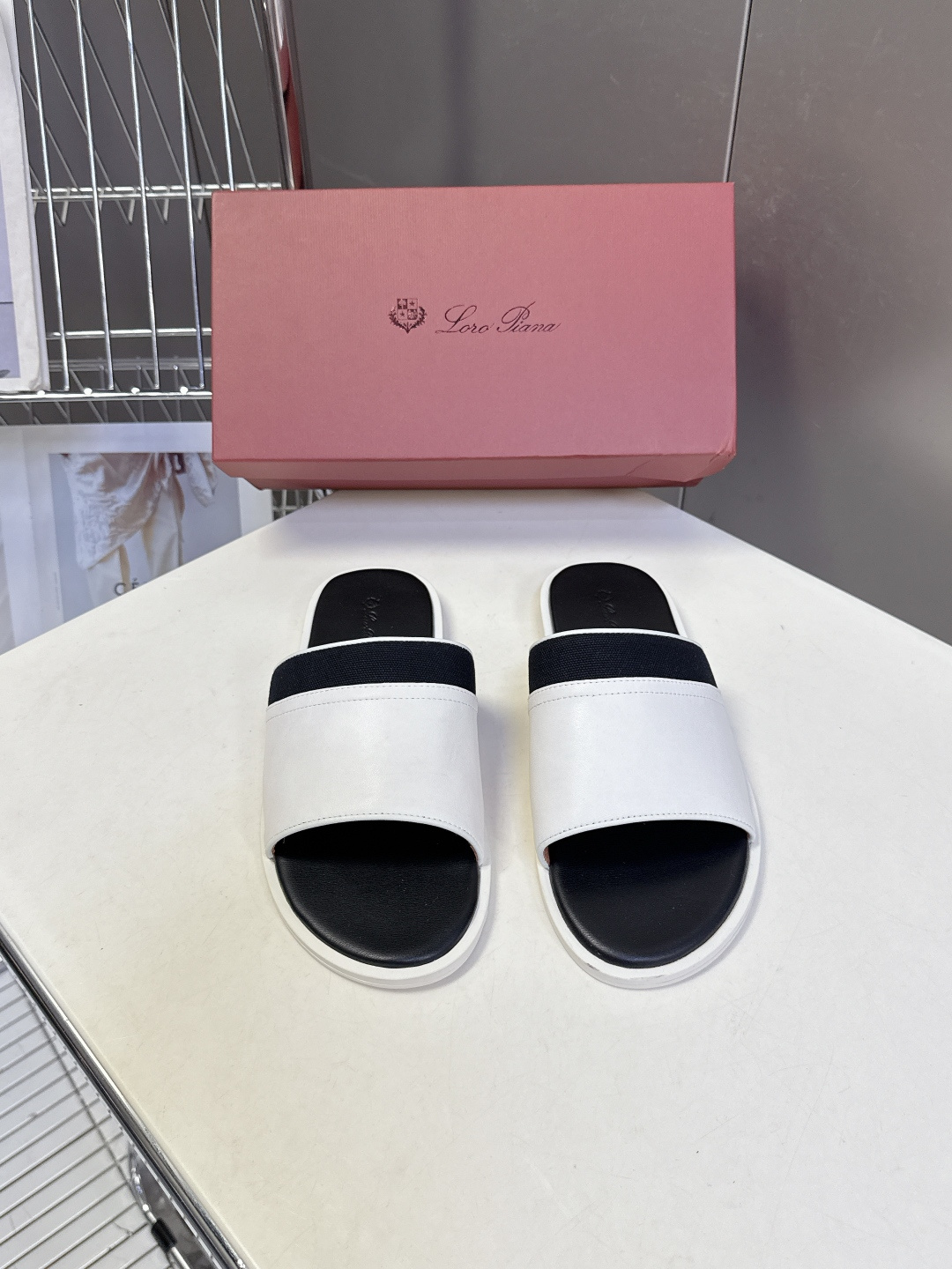 Loro Piana 诺悠翩雅春夏最新款老钱风一字拖这是LP经典的伊奥利亚度假一字拖 也是轻奢圈公认的「