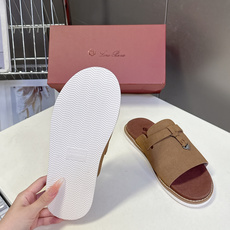 Loro Piana 诺悠翩雅春夏最新款老钱风休闲拖鞋超多明星网红种草 Loro Piana Runw Loro Piana 诺悠翩雅春夏最新款老钱风休闲拖鞋超多明星网红种草 Loro Piana Runw