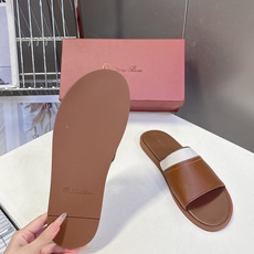 Loro Piana 诺悠翩雅春夏最新款老钱风一字拖这是LP经典的伊奥利亚度假一字拖 也是轻奢圈公认的「 Loro Piana 诺悠翩雅春夏最新款老钱风一字拖这是LP经典的伊奥利亚度假一字拖 也是轻奢圈公认的「