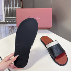 Loro Piana 诺悠翩雅春夏最新款老钱风一字拖这是LP经典的伊奥利亚度假一字拖 也是轻奢圈公认的「 Loro Piana 诺悠翩雅春夏最新款老钱风一字拖这是LP经典的伊奥利亚度假一字拖 也是轻奢圈公认的「
