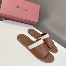 Loro Piana 诺悠翩雅春夏最新款老钱风一字拖这是LP经典的伊奥利亚度假一字拖 也是轻奢圈公认的「 Loro Piana 诺悠翩雅春夏最新款老钱风一字拖这是LP经典的伊奥利亚度假一字拖 也是轻奢圈公认的「