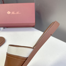 Loro Piana 诺悠翩雅春夏最新款老钱风一字拖这是LP经典的伊奥利亚度假一字拖 也是轻奢圈公认的「 Loro Piana 诺悠翩雅春夏最新款老钱风一字拖这是LP经典的伊奥利亚度假一字拖 也是轻奢圈公认的「