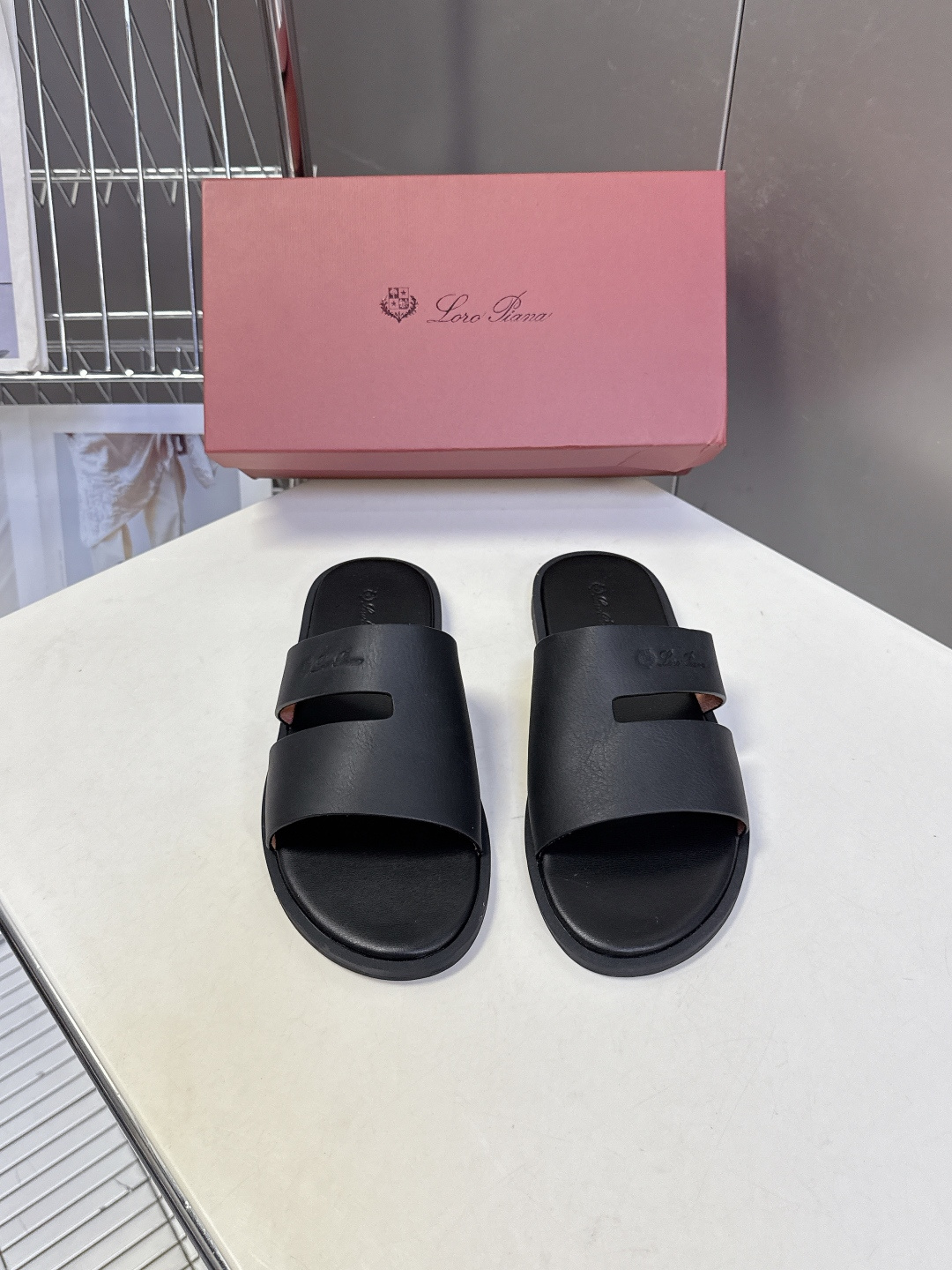 Loro Piana诺悠翩雅春夏最新款H型镂空一字凉拖 这是Loro Piana经典H-cut镂空植鞣牛
