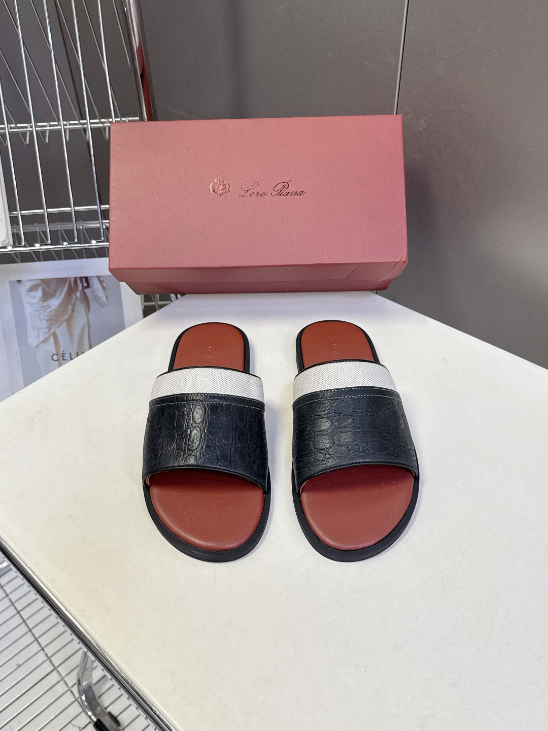 Loro Piana 诺悠翩雅春夏最新款老钱风一字拖这是LP经典的伊奥利亚度假一字拖 也是轻奢圈公认的「