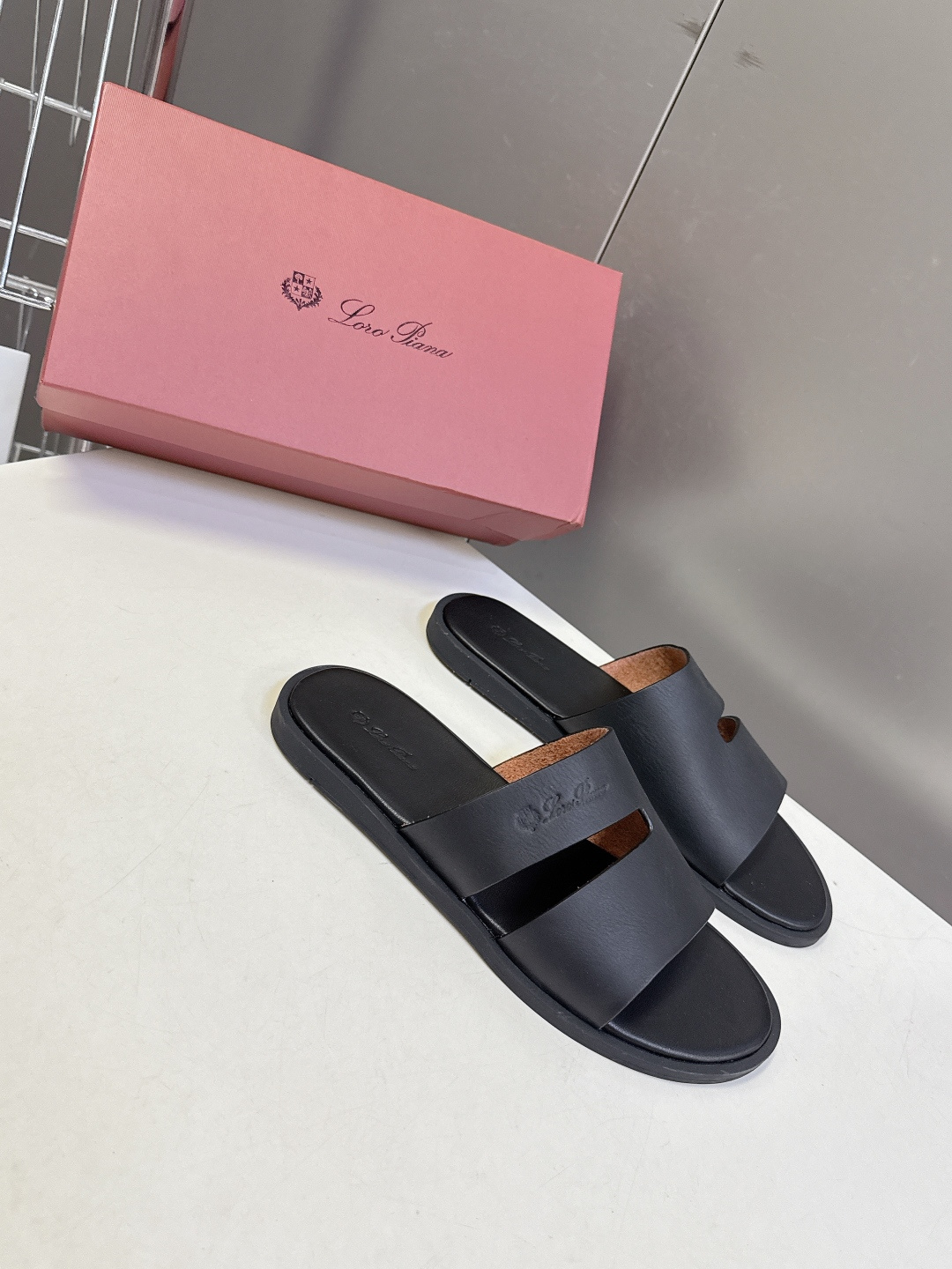 Loro Piana诺悠翩雅春夏最新款H型镂空一字凉拖 这是Loro Piana经典H-cut镂空植鞣牛