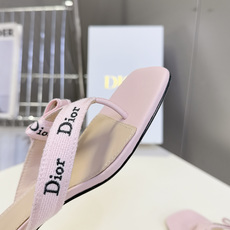 Dior迪奥最新款J'Adior 夹趾小猫跟凉拖 超多明星网红种草 夏季轻奢日常凉拖,兼顾法式温柔与精致 Dior迪奥最新款J'Adior 夹趾小猫跟凉拖 超多明星网红种草 夏季轻奢日常凉拖,兼顾法式温柔与精致