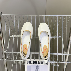 Burberry博柏利经典格纹包边圆头平底芭蕾鞋超多明星网红种草 这几年非常流行的极简老钱风单鞋 鞋面采 Burberry博柏利经典格纹包边圆头平底芭蕾鞋超多明星网红种草 这几年非常流行的极简老钱风单鞋 鞋面采