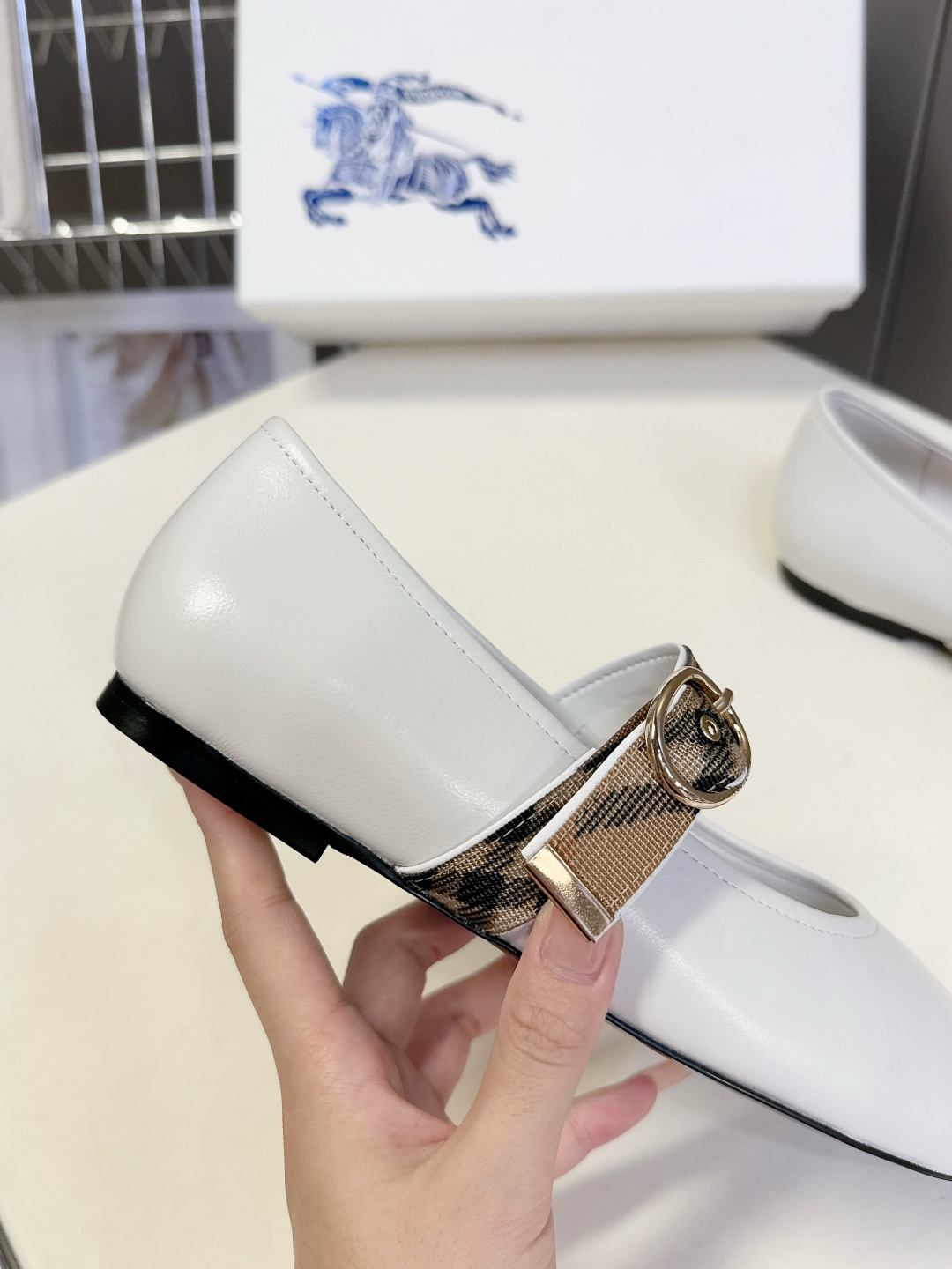 Burberry博柏利格纹一字带玛丽珍平底鞋超多明星网红种草 是品牌复古学院风玛丽珍单鞋 极简老钱风单鞋