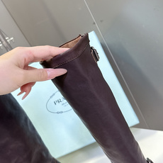 Prada普拉达秋冬最新款双扣机车风直筒高筒骑士靴超多明星网红种草 复古工装机车骑士长靴 融合美式西部风 Prada普拉达秋冬最新款双扣机车风直筒高筒骑士靴超多明星网红种草 复古工装机车骑士长靴 融合美式西部风