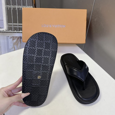 Louis Vuitton路易威登春夏最新款厚底人字拖鞋超多明星网红种草 这是LV春夏日常休闲人字拖 兼 Louis Vuitton路易威登春夏最新款厚底人字拖鞋超多明星网红种草 这是LV春夏日常休闲人字拖 兼
