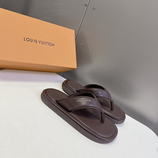 Louis Vuitton路易威登春夏最新款厚底人字拖鞋超多明星网红种草 这是LV春夏日常休闲人字拖 兼 Louis Vuitton路易威登春夏最新款厚底人字拖鞋超多明星网红种草 这是LV春夏日常休闲人字拖 兼