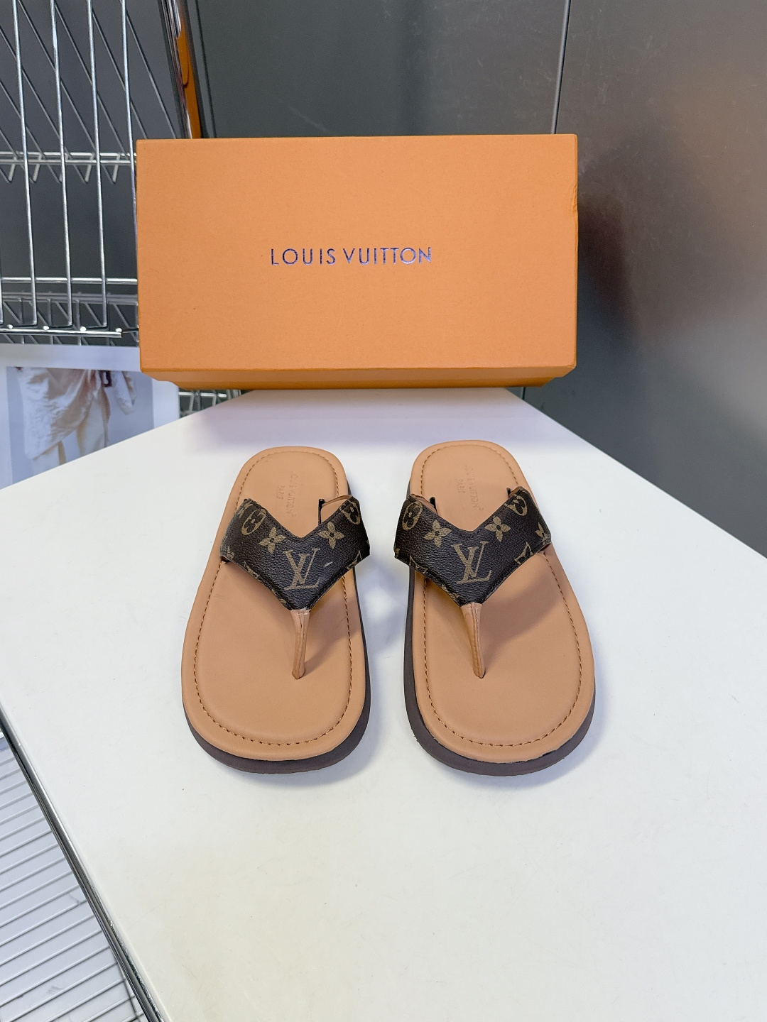 Louis Vuitton路易威登春夏最新款厚底人字拖鞋超多明星网红种草 这是LV春夏日常休闲人字拖 兼
