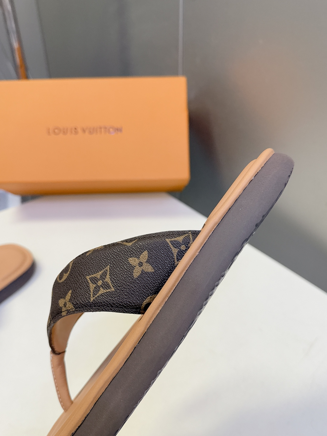 Louis Vuitton路易威登春夏最新款厚底人字拖鞋超多明星网红种草 这是LV春夏日常休闲人字拖 兼