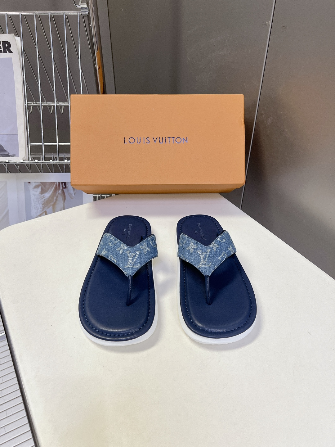 Louis Vuitton路易威登春夏最新款厚底人字拖鞋超多明星网红种草 这是LV春夏日常休闲人字拖 兼