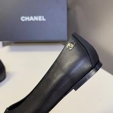 CHANEL香奈儿最新款拼色尖头平底鞋超多明星网红种草 这是香奈儿经典通勤尖头平底鞋 主打轻熟优雅风,适 CHANEL香奈儿最新款拼色尖头平底鞋超多明星网红种草 这是香奈儿经典通勤尖头平底鞋 主打轻熟优雅风,适